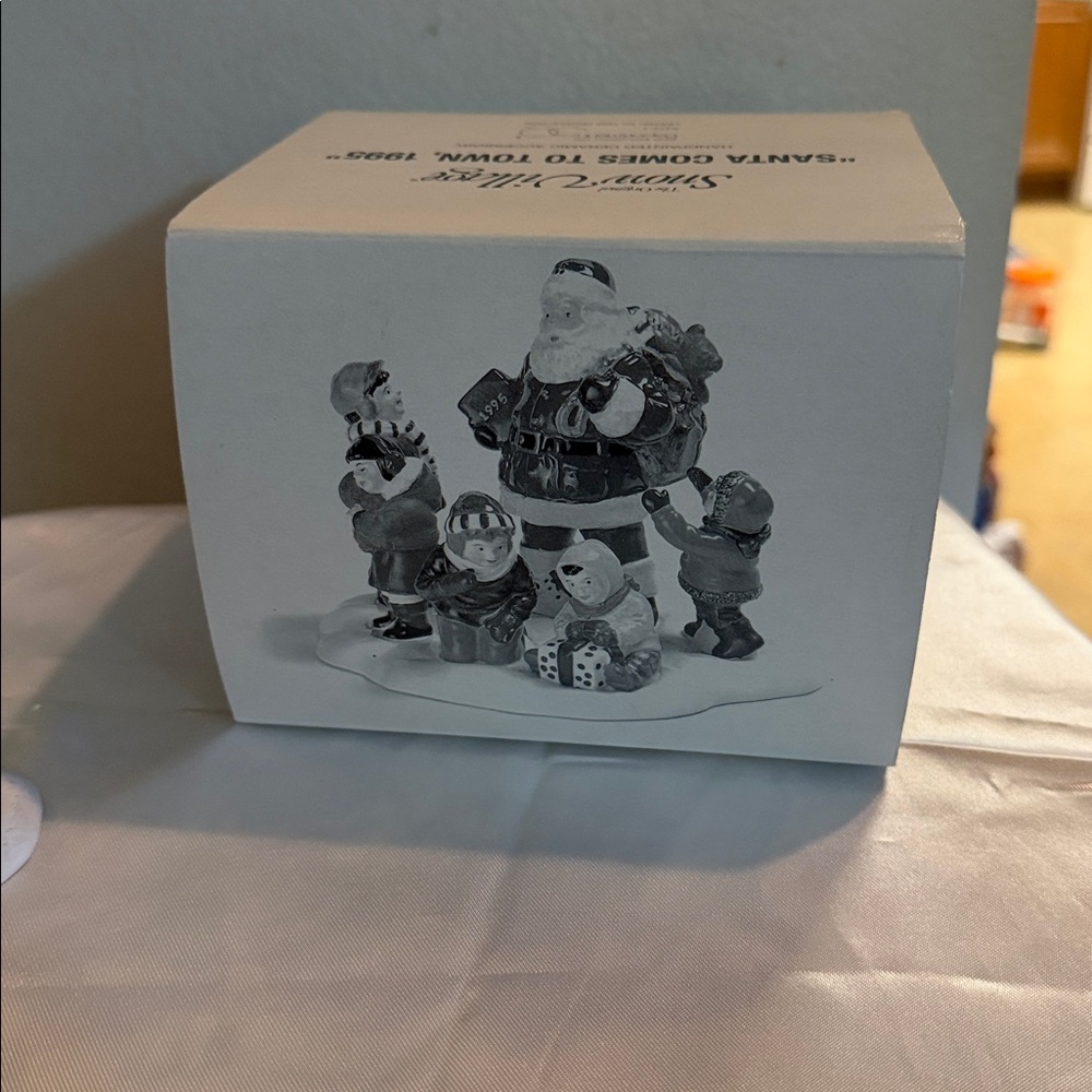 Dept 56 SANTA COMES TO TOWN, 1995 - Picture 3 of 5